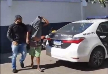 Homem é preso após espancar companheira em comunidade de Campos 