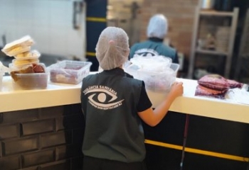 Campos: Vigilância Sanitária apreende produtos impróprios para consumo em hamburgueria 