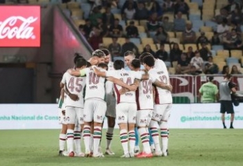 Bola parada resolve e Corinthians vence o Fluminense no Brasileirão