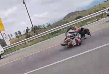 Motociclista fica ferido em colisão com carro na BR-101 em Campos 