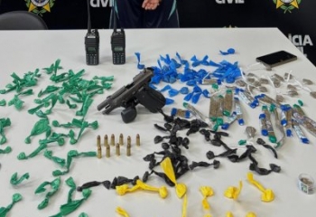 Adolescente saca arma de fogo durante abordagem policial e acaba apreendido