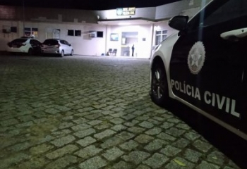 Homem morre ao perder o controle da moto e bater em poste  