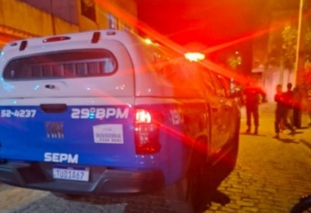 Dois homens são assassinados a tiros por criminosos em moto