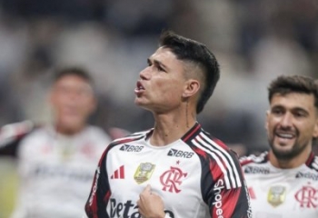 Flamengo derrota o Corinthians de virada e dispara na liderança do Brasileirão