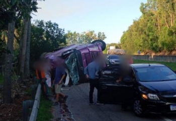Carreta que transportava tubos de ferro tomba na BR-101 em Campos 