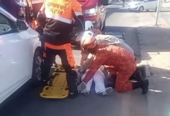 Acidente entre carro e bicicleta deixa mulher ferida em Guarus