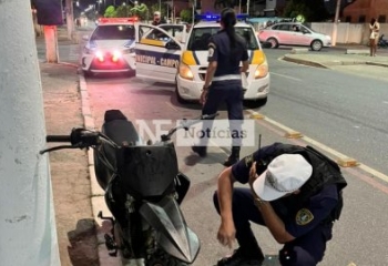 Homem é detido ao tentar chutar viatura e empinar moto em via movimentada de Campos