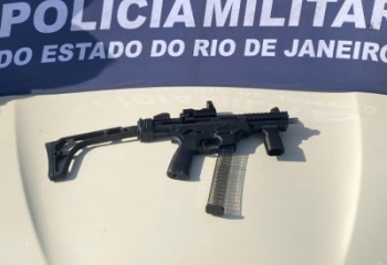 Polícia apreende submetralhadora e prende três suspeitos envolvidos em venda de armas para o tráfico  