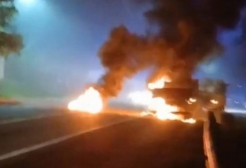 Carreta pega fogo e interdita BR-101 em Campos 