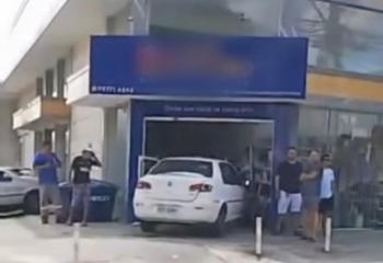 Carro invade loja de material construção após colisão em Campos
