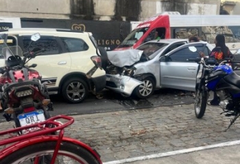 Mulher é presa por embriaguez ao volante após engavetamento no Centro de Campos