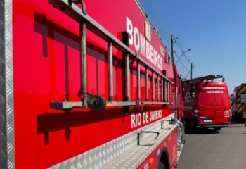 Incêndio em residência mobiliza bombeiros em Campos; mulher é socorrida ao HFM