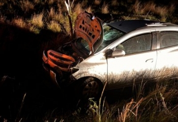 Carro colide em poste e deixa quatro feridos em Campos 