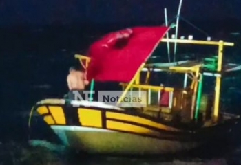 Pescador recusa resgate, se joga no mar e barco naufraga em SJB