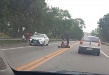 Acidente entre duas motos deixa um ferido na BR-101 em Campos 