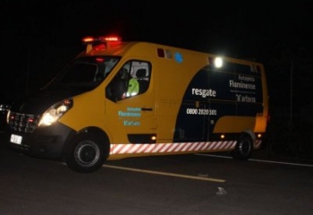 Jovem morre em grave acidente entre duas motos e um carro na BR-101 em Campos 