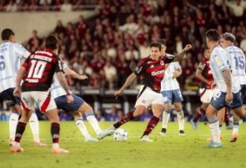 Flamengo marca no fim e leva vantagem no jogo de volta contra o Racing pela Libertadores