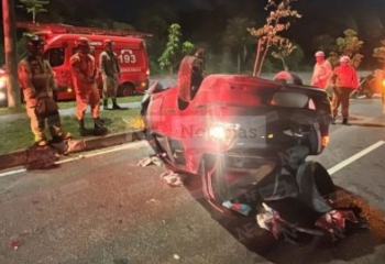 Carro capota na Avenida Arthur Bernardes, em Campos