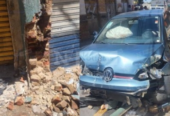 Motorista bêbado bate em muro de loja e é preso no Centro de Campos