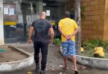 Homem é preso após agredir e ameaçar companheira de morte em Campos 