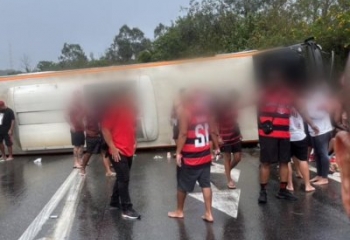 Ônibus com torcedores do Flamengo tomba na Via Dutra