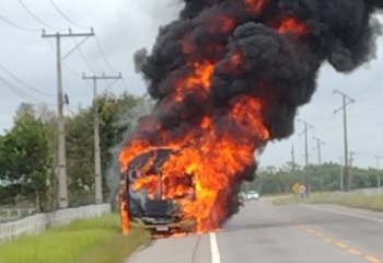 Ônibus fica completamente destruído ao pegar fogo na BR-356