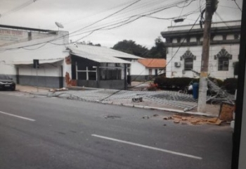 Caminhão tomba muro do presídio feminino em Campos 