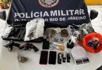 PM prende dupla e apreende drogas e armas em casa usada por traficantes na Baixada Campista 