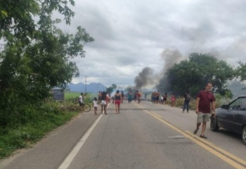 Moradores fazem protesto contra falta de água em localidade de Campos