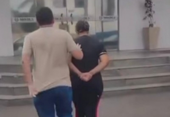 Mulher condenada por tráfico e porte ilegal de arma é capturada em Campos