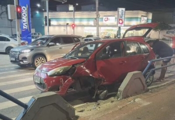 Carro tem frente destruída ao colidir em ciclovia da Avenida 28 de Março