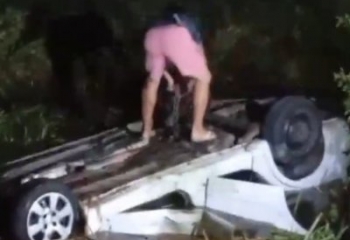 Homem fica ferido ao capotar com carro na BR-356