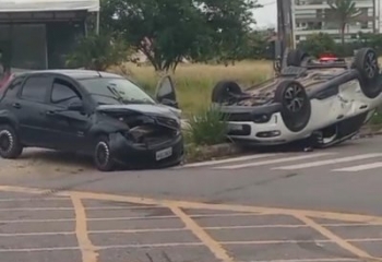 Grave acidente entre dois carros deixa homem ferido em Campos 