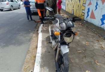Motoboy fica ferido em acidente no Centro de Campos 