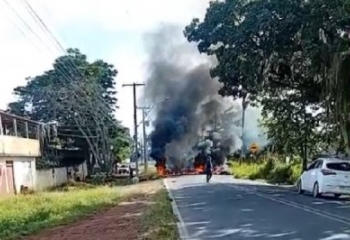 Populares fazem manifestação por morte de bebê engasgado em Campos