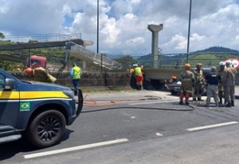Passarela cai após caminhão bater e esmaga carro; Motorista morre