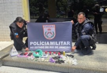 Mulher é presa e drogas apreendidas em casa de prostituição 