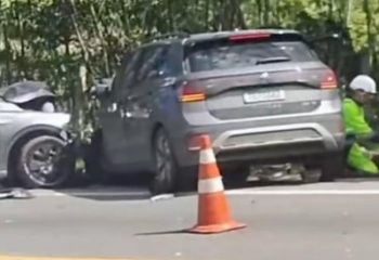 Três homens ficam feridos em acidente entre dois carros em Campos 