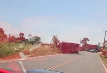 Caminhão tomba na Estrada de Brejo Grande em Campos 