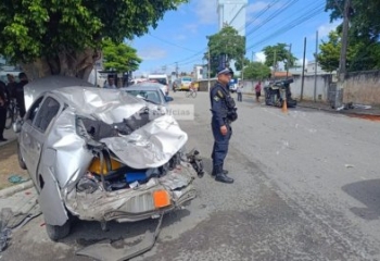 Colisão seguida de capotagem deixa trânsito parado em frente ao HFM