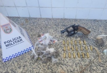 PM apreende arma e drogas dentro de casa abandonada em Guarus