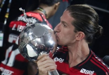 Filipe Luís renova com Flamengo até 2027