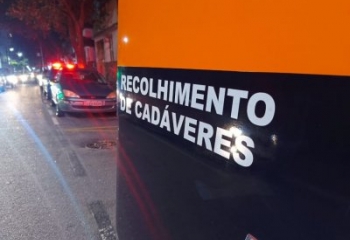 Homem é morto a tiros na frente de casa 