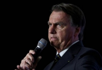 Bolsonaro é encaminhado ao centro cirúrgico para novo procedimento para amenizar soluços