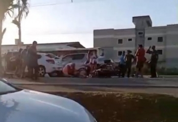 Mulheres ficam feridas em acidente entre carro e moto em Campos 