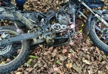 Vídeo: Moto roubada de motorista de aplicativo é encontrada em mata em Guarus