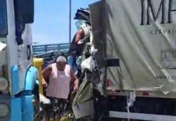 Dois homens ficam feridos em grave acidente entre caminhões 