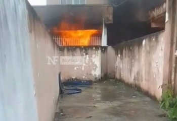 Casa é parcialmente destruída por incêndio em Campos