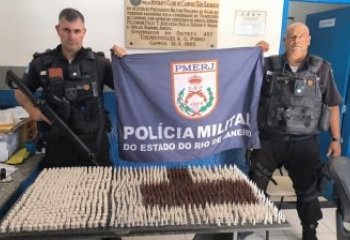 PM apreende mais de mil pinos de cocaína em casa usada por traficantes 