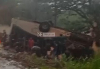 Ônibus capota e deixa 10 pessoas em estado grave na BR 356